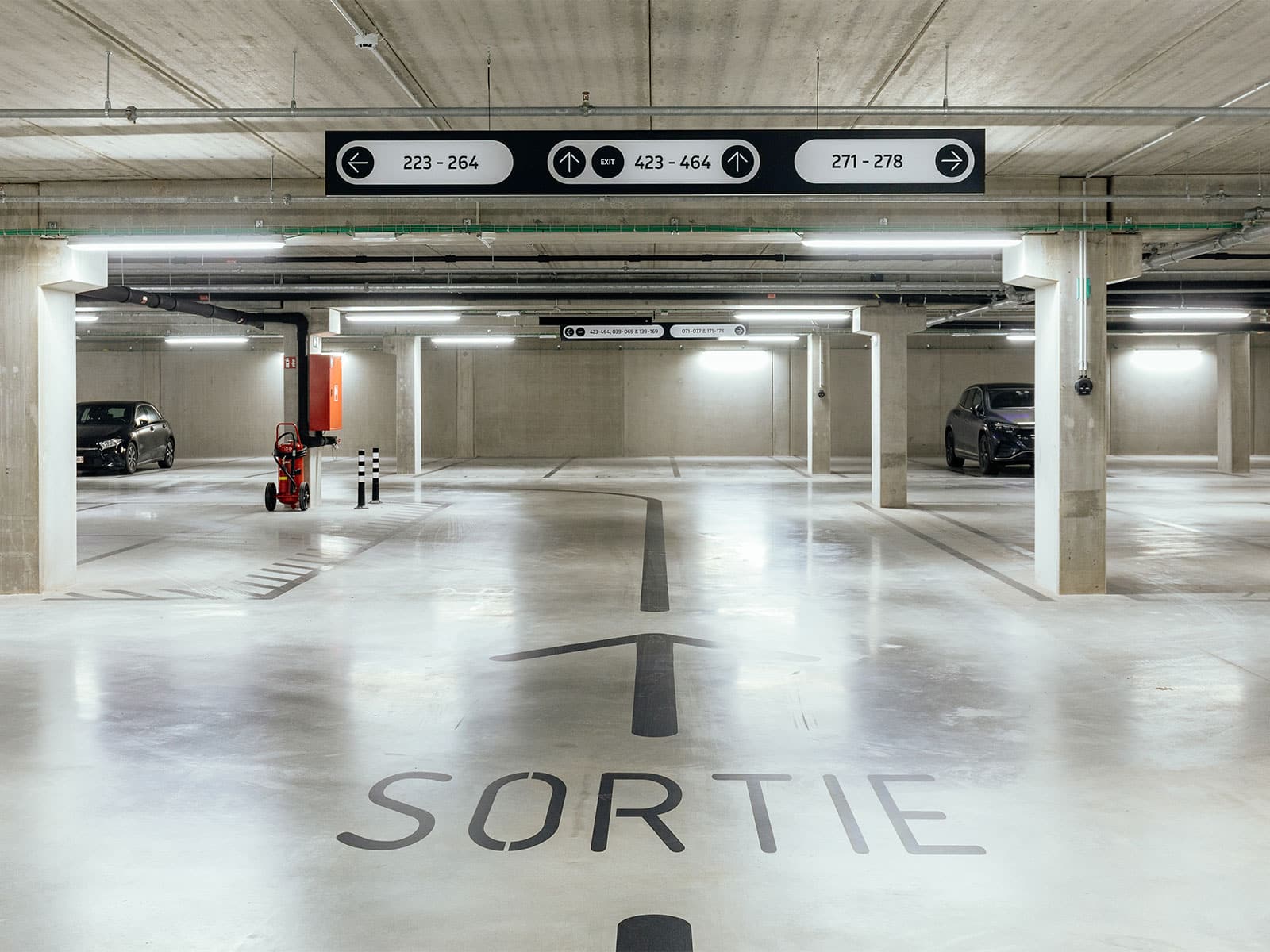Parking du legiapark et ses balises directionnellespour guider les utilisateurs selon les numéros de places
