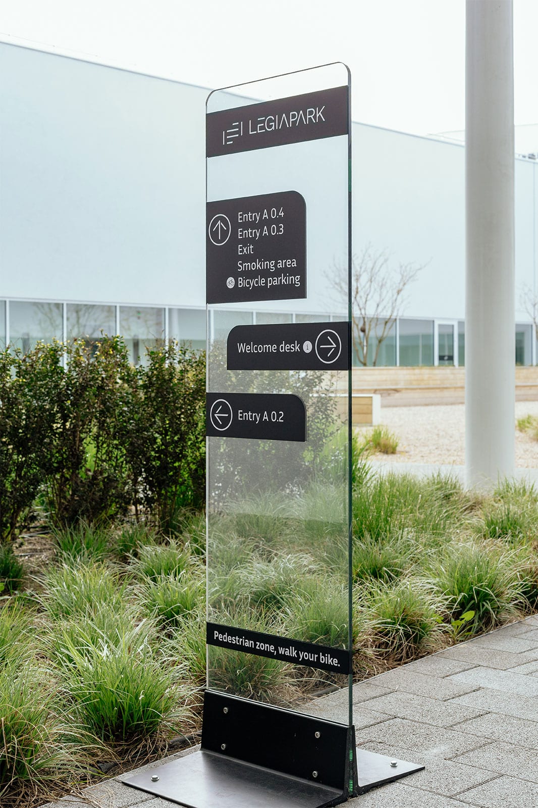 Un des totems directionnels présent dans le patio pour diriger les utilisateurs