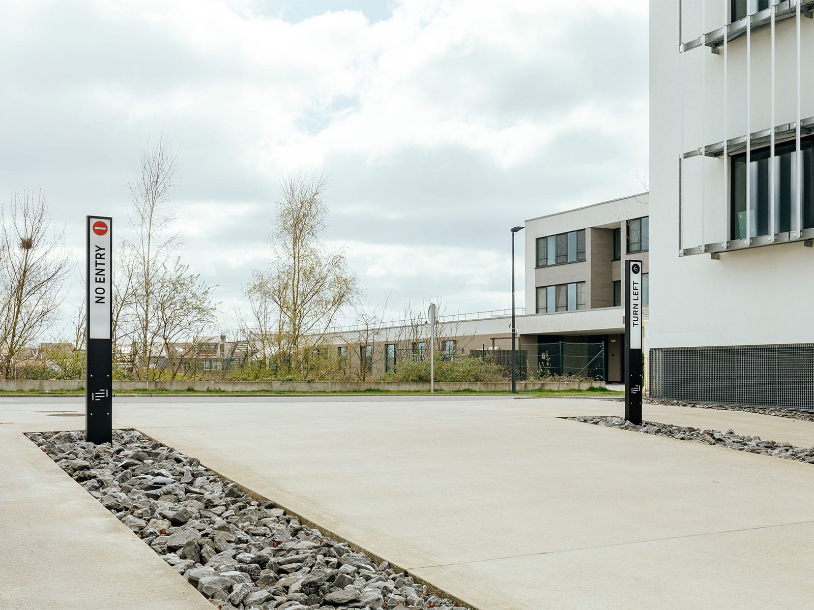 Entrée du parking avec ces deux totems principaux, de la Gamme Marcal Link, et qui sont lumineux