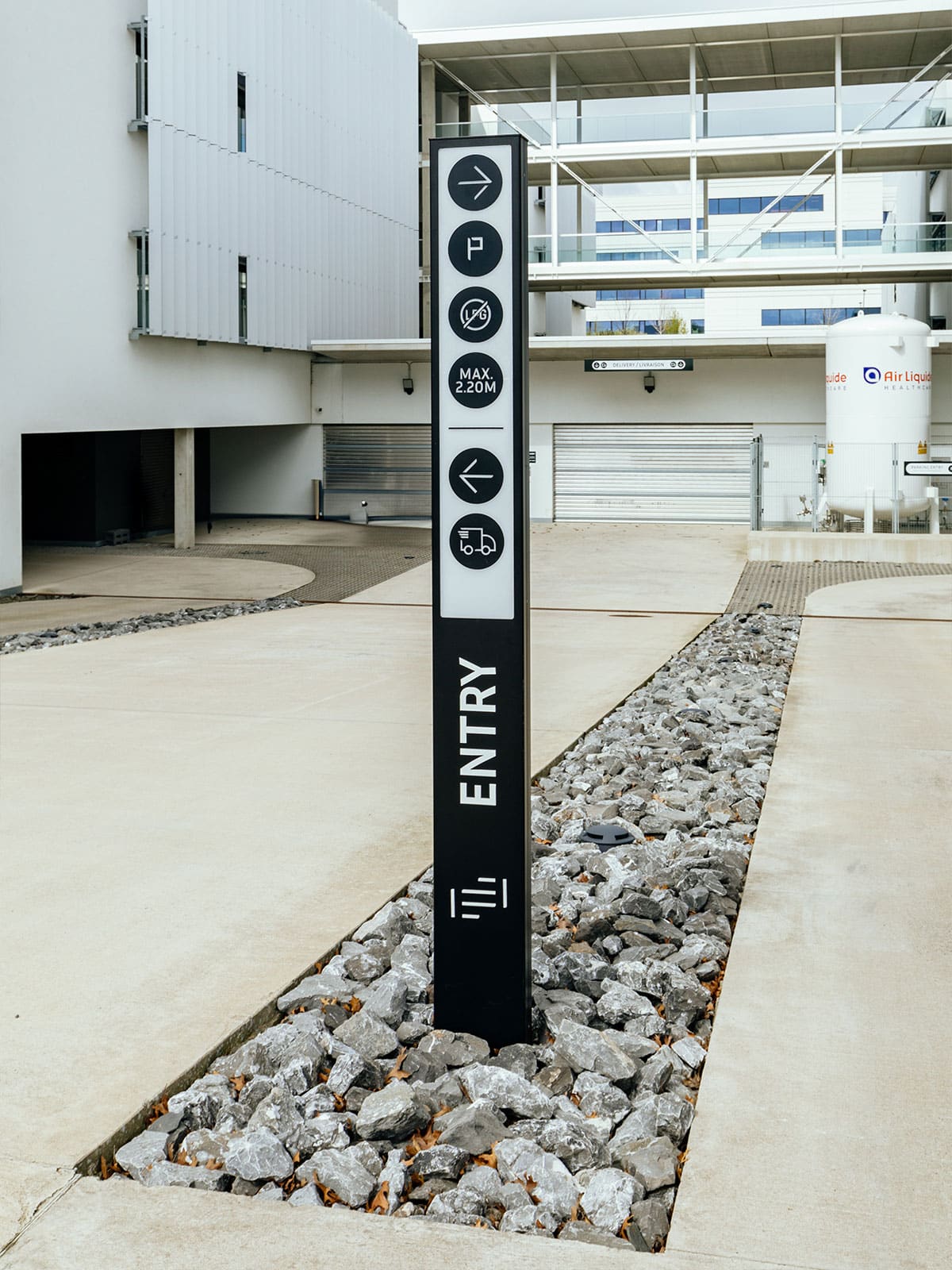 Zoom sur un des deux totems principaux de l'entrée du parking du Legiapark, de la Gamme Marcal Link, et qui sont lumineux