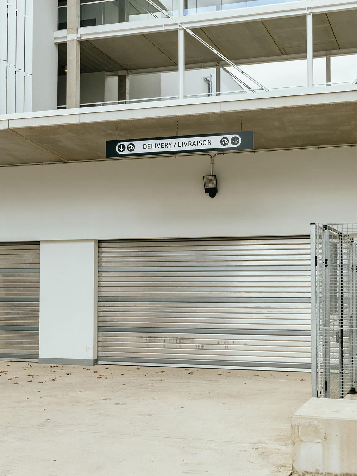 Entrée des livraisons et sont panneau sur mesure pour que les livreurs trouvent celle-ci