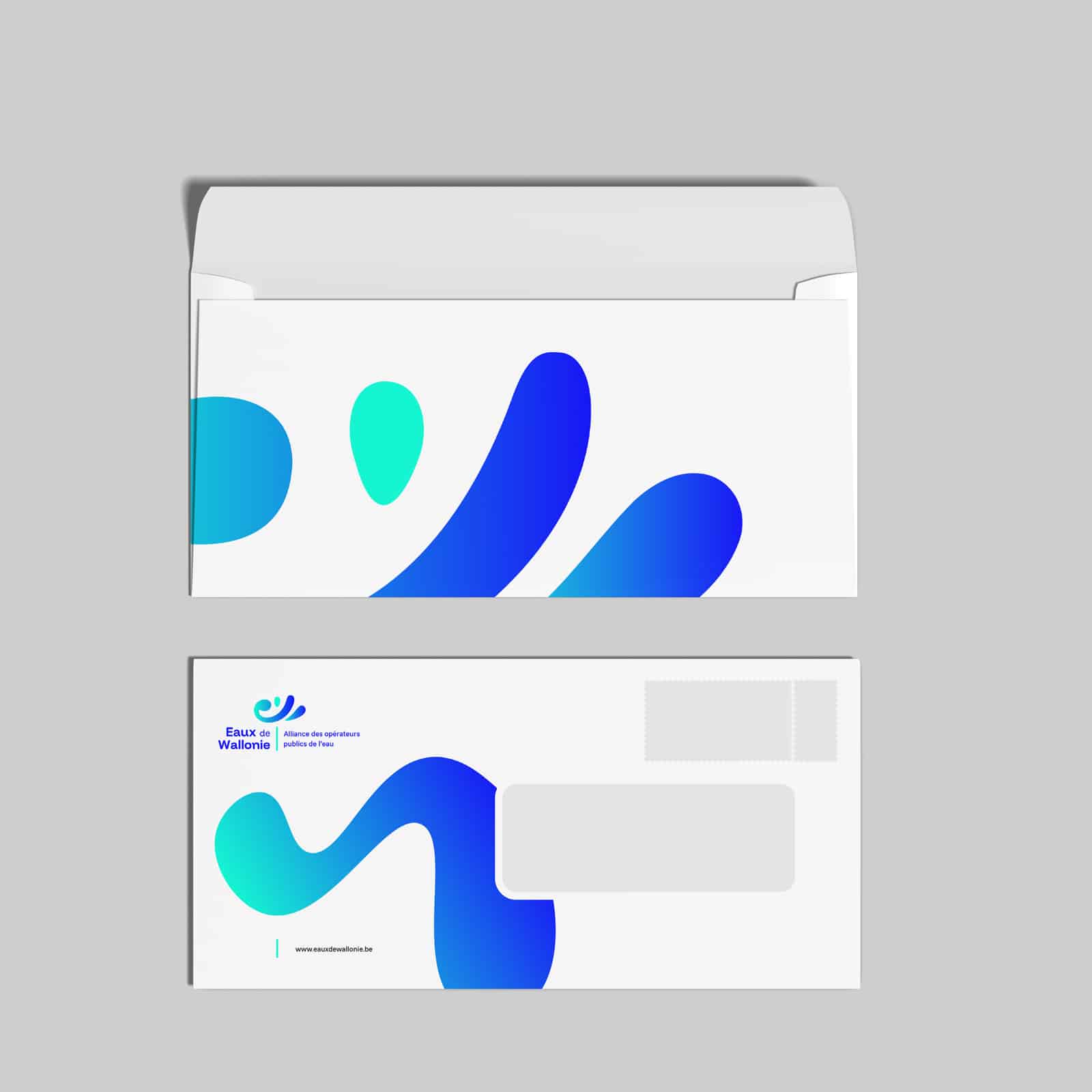 Déclinaison de l'identité visuelle créée par Paper Duck pour Eaux de Wallonie sur des enveloppes