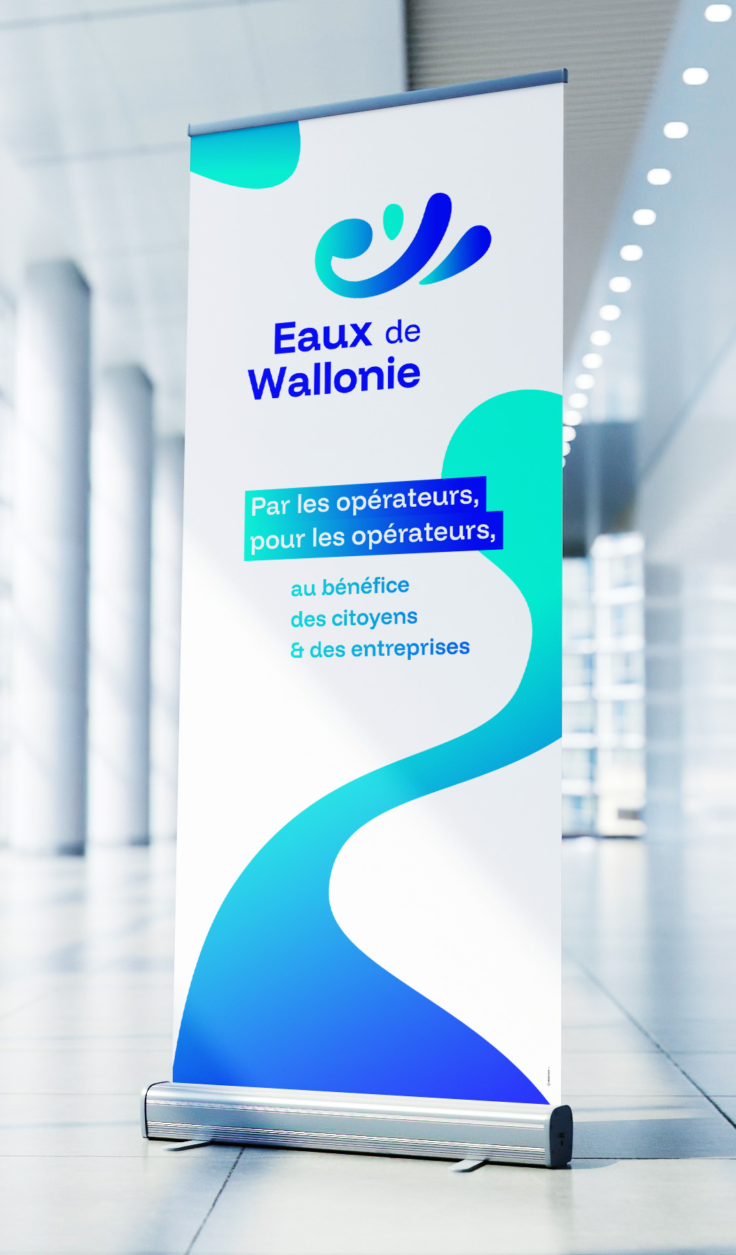 Déclinaison de l'identité visuelle créée par Paper Duck pour Eaux de Wallonie sur un rollup