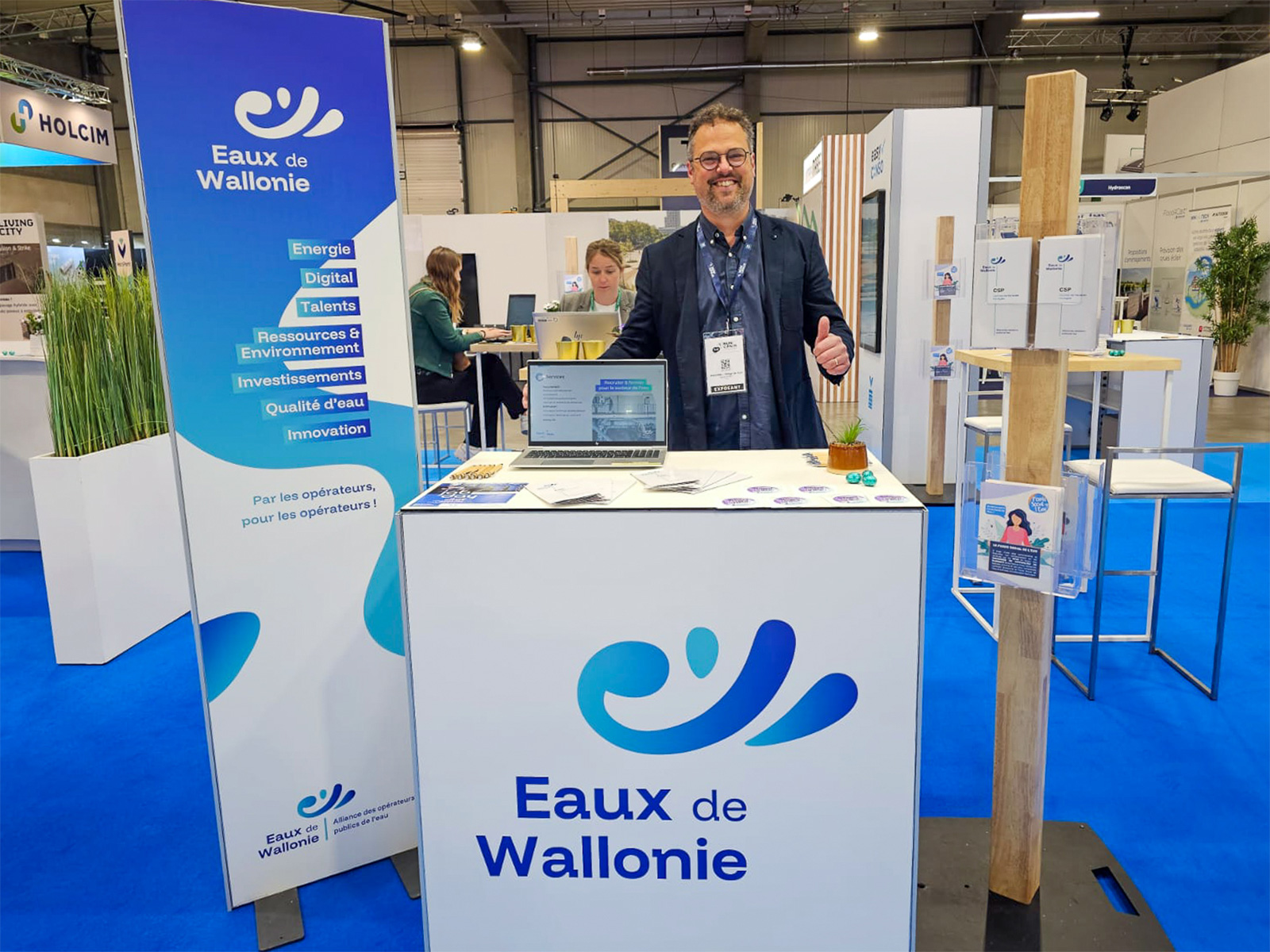 Photo d'un stand et d'un totem, réalisés par Paper Duck, pour présenter Eaux de Wallonie lors d'un salon